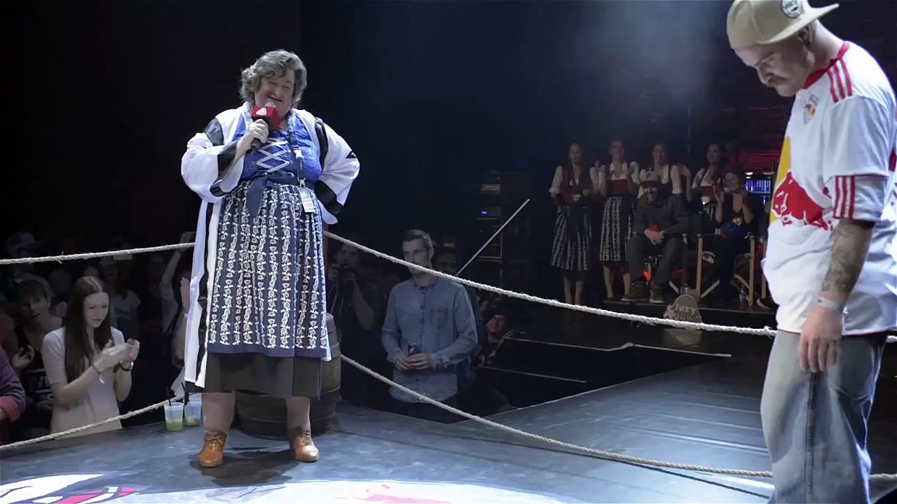 "Red Bull Gstanzl Battle": Lederhosen gegen Goldketten