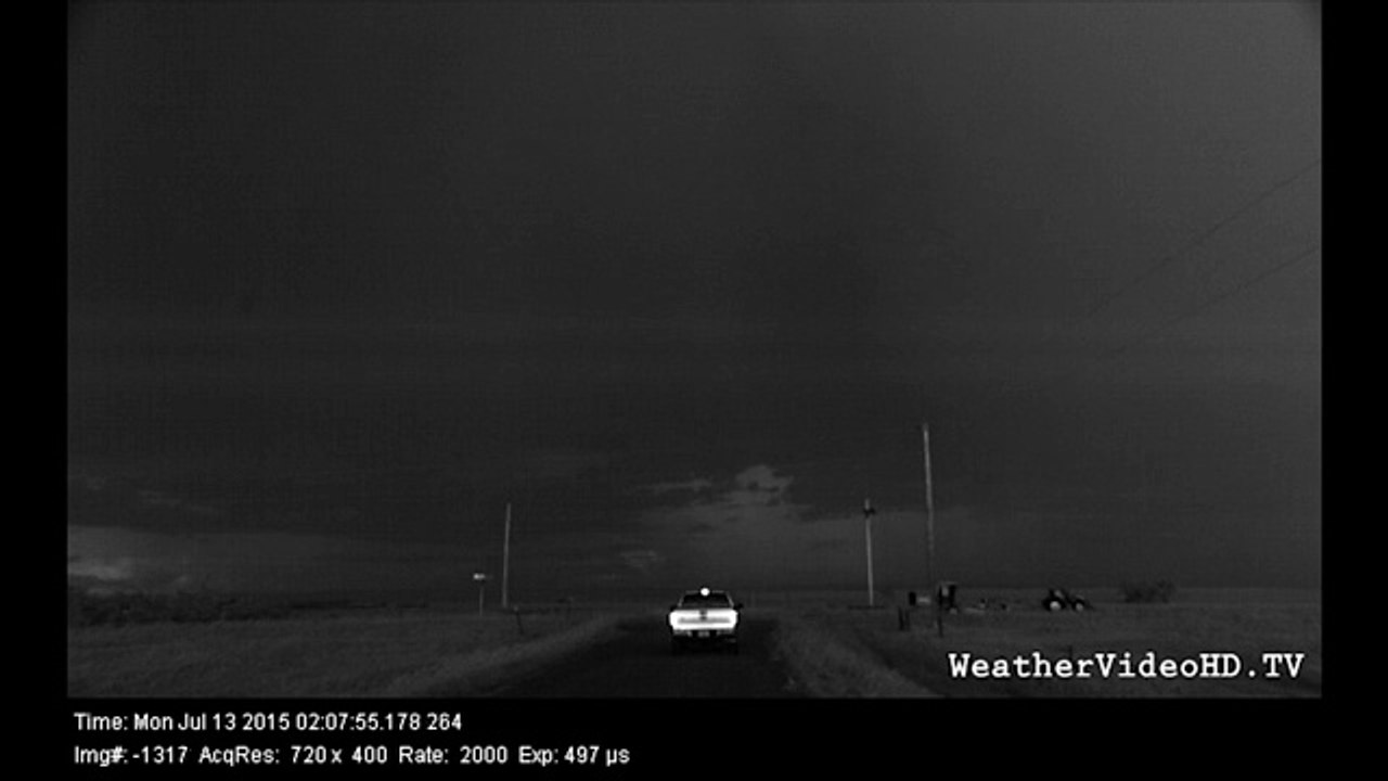 Gökyüzünü ikiye ayıran yıldırımların ağır çekim görüntüleri