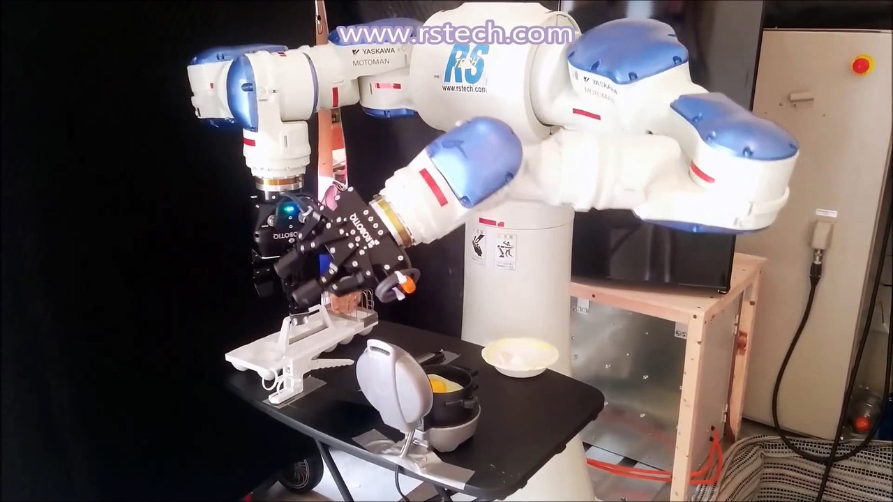 Premier robot cuisinier prépare un sandwich