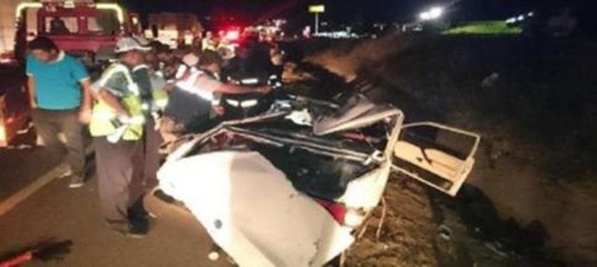 Otomobil TIR' a çarptı: 5 ölü