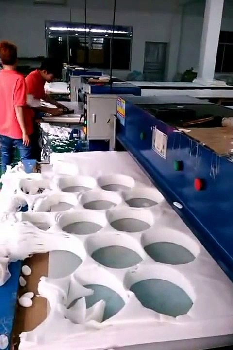 Hydraulic die cutting machine die cut multi-layer materials