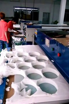 Hydraulic die cutting machine die cut multi-layer materials