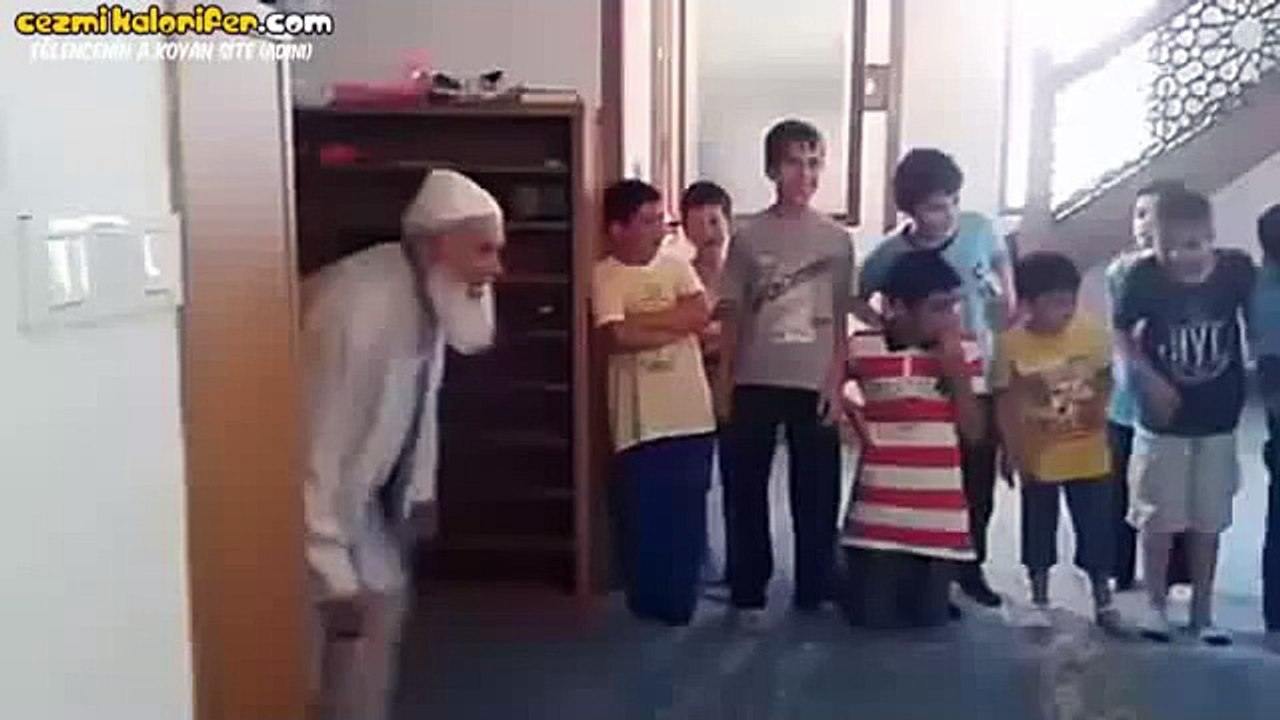 Çocuklara Camiyi Sevdirmek İçin Kalecilik Yapan İmam