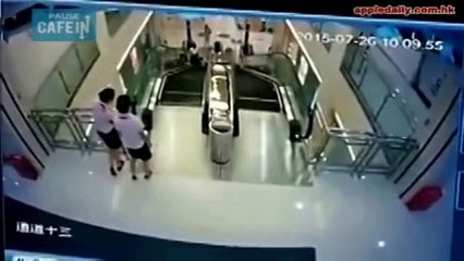 Elle sauve son enfant avant d'être aspirée par l'escalator
