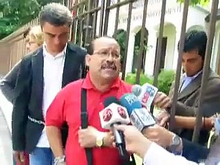 MINORIAS SEXUALES SE ENCADENAN A SEDE DE LA UDI POR HOMOFOBIA DE SUS PARLAMENTARIOS