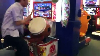 C'est le type le plus incroyable jamais vu dans un jeu d'arcade ! Il fait des percussions comme personne !