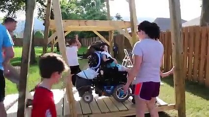 Une fille peu gatée par la vie recoit la plus belle surprise de sa vie ! Merci Papa !