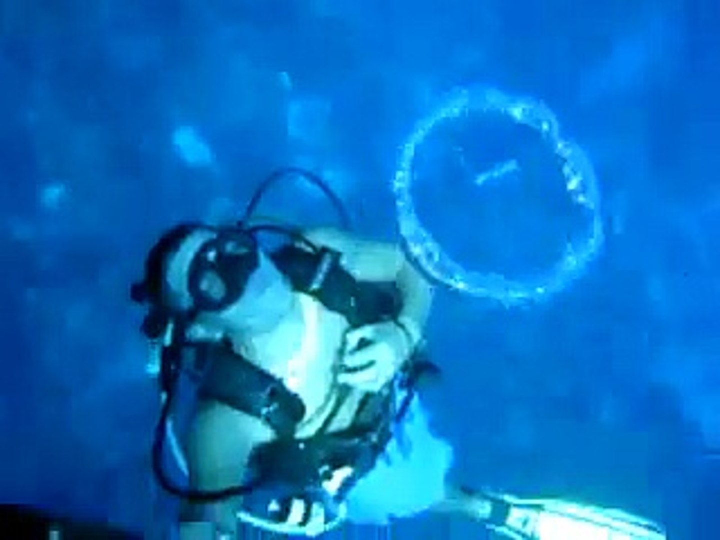 ⁣Underwater smoke rings