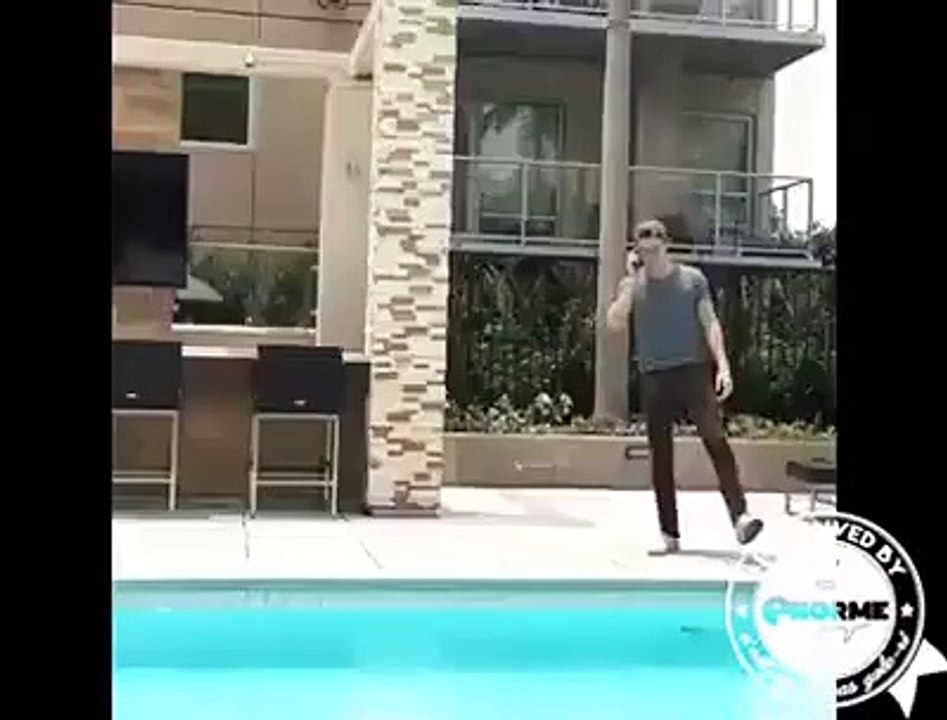 Y'a plein plein de blagues à faire avec une piscine.