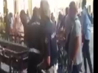 Agente aggredito in piazza Duomo: spettacolare arresto di 3 africani