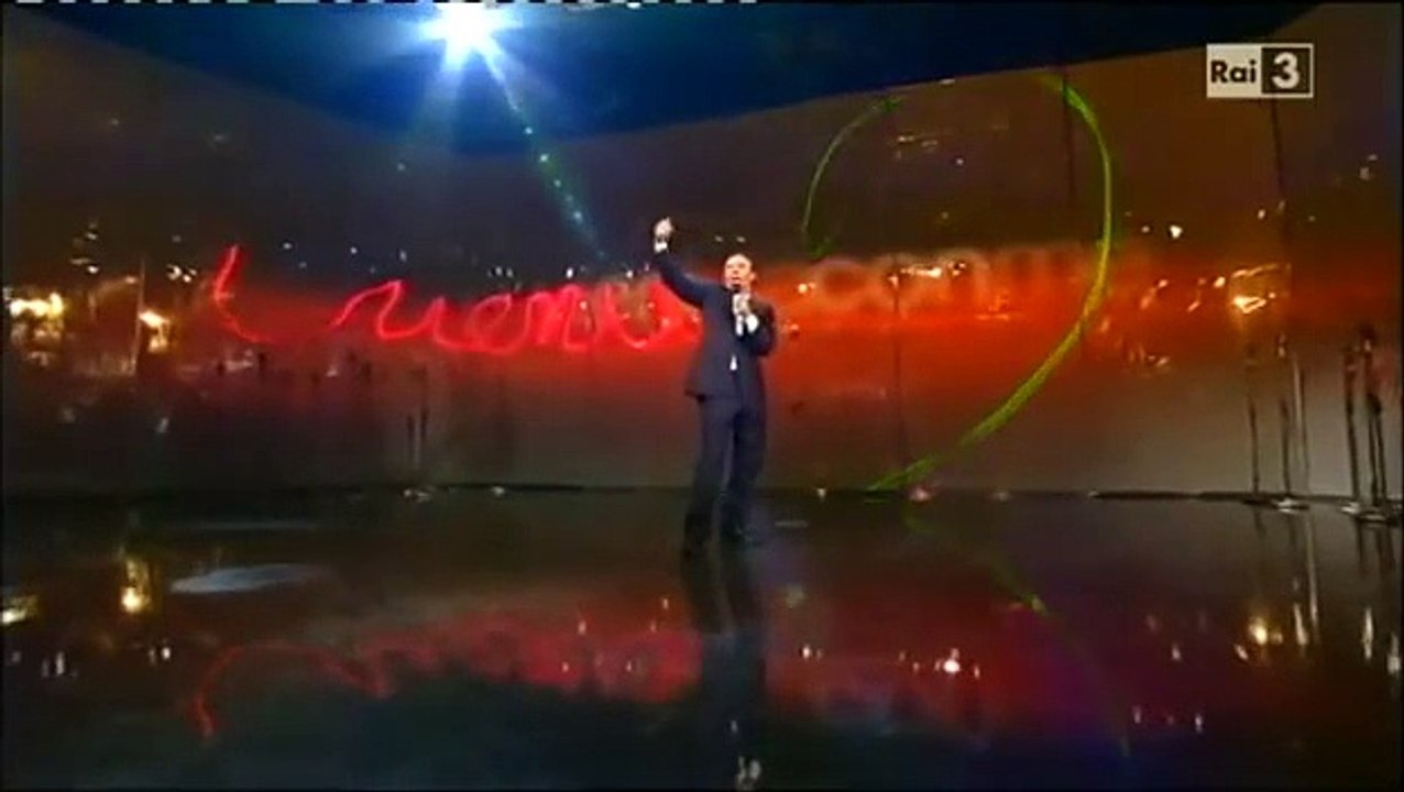 Roberto Benigni - Canzone su Berlusconi (è tutto mio) - Vieni via con me del 8/11/2010