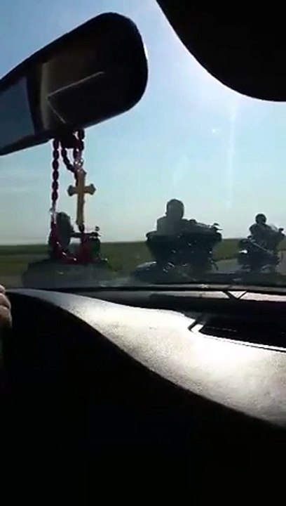 Un Hells Angels éclate la vitre d'une voiture - Bizutage d'une nouvelle recrue