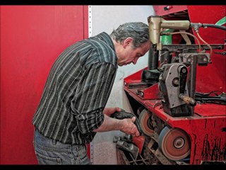 LUCIEN, CORDONNIER -photograhies de Bruno THIEVET-
