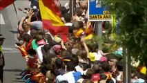Los Reyes presiden su primer desfile a las puertas del Congreso tras su proclamación