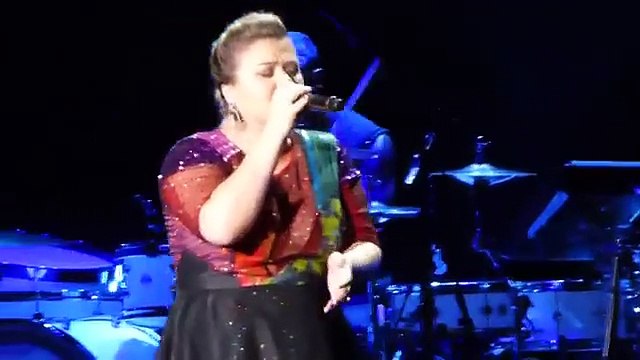 Kelly Clarkson singing fan request Blank Space by Taylor Swift in Toronto (Official Video)