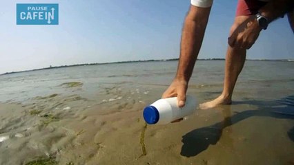 Quand il verse du sel sur la sable, une étrange créature en sort