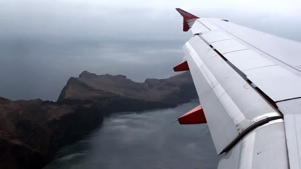 Easyjet Landing at Madeira Airport from London Stansted UK. Aterragem no Funchal