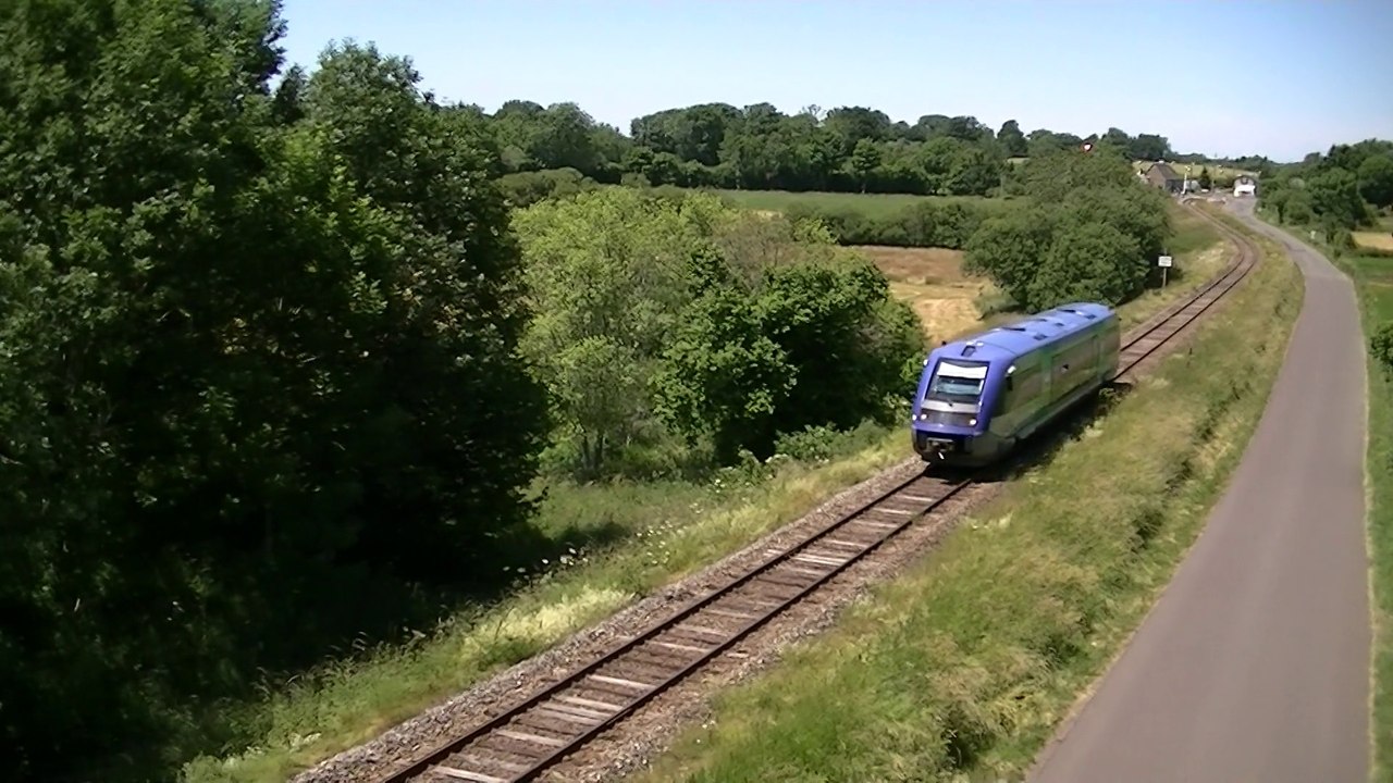 TER d'AUVERGNE, à St-SAUVES, Les Hors, pour le MONT-DORE - Autorail X 73 688, 28 JUIN 2015.