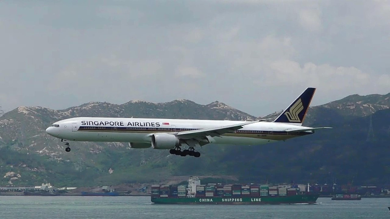 Boeing 777 Singapore Airlines Landing in Hong Kong Airport. Plane Spottting. Flight SQ860. 9V-SWR