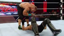 WWE: Seth Rollins le rompió la nariz a John Cena con un potente rodillazo (VIDEO)