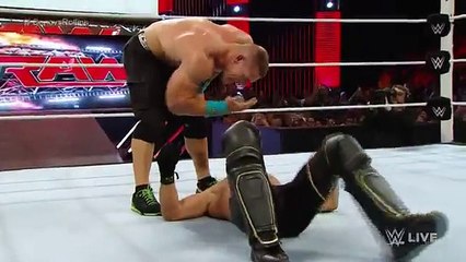 WWE: Seth Rollins le rompió la nariz a John Cena con un potente rodillazo (VIDEO)
