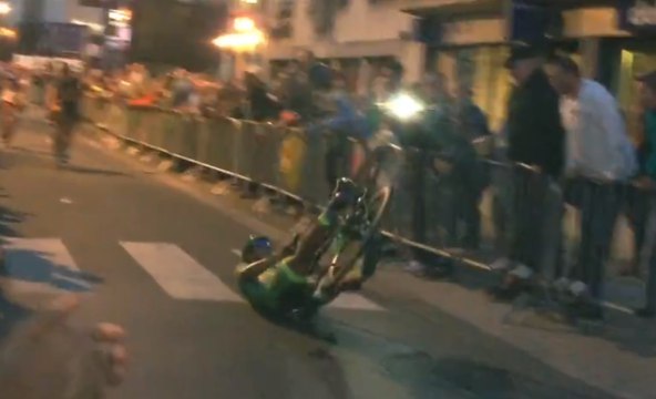Peter Sagan gagne, réalise une roue arrière.. mais tombe lourdement