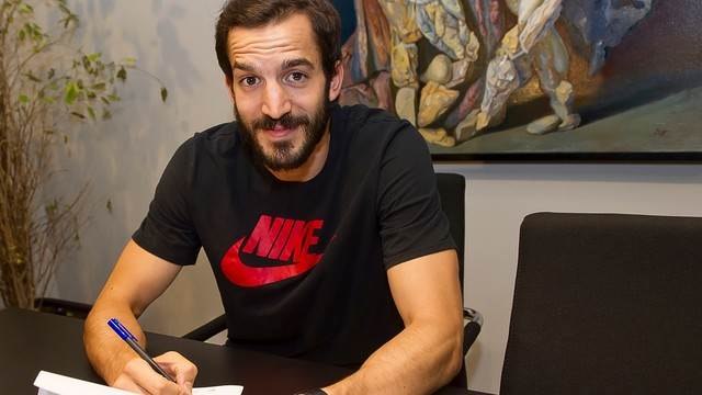 Pau Ribas firma con el FC Barcelona