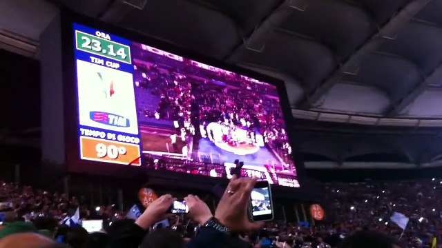 Finale Coppa Italia Juventus Napoli in diretta sullo stadio olimpico (curva nord tifosi del Napoli)