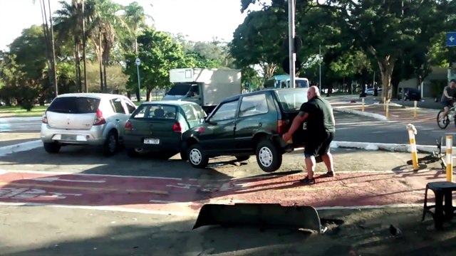 Il soulève une voiture à mains nues qui gêne la piste cyclable