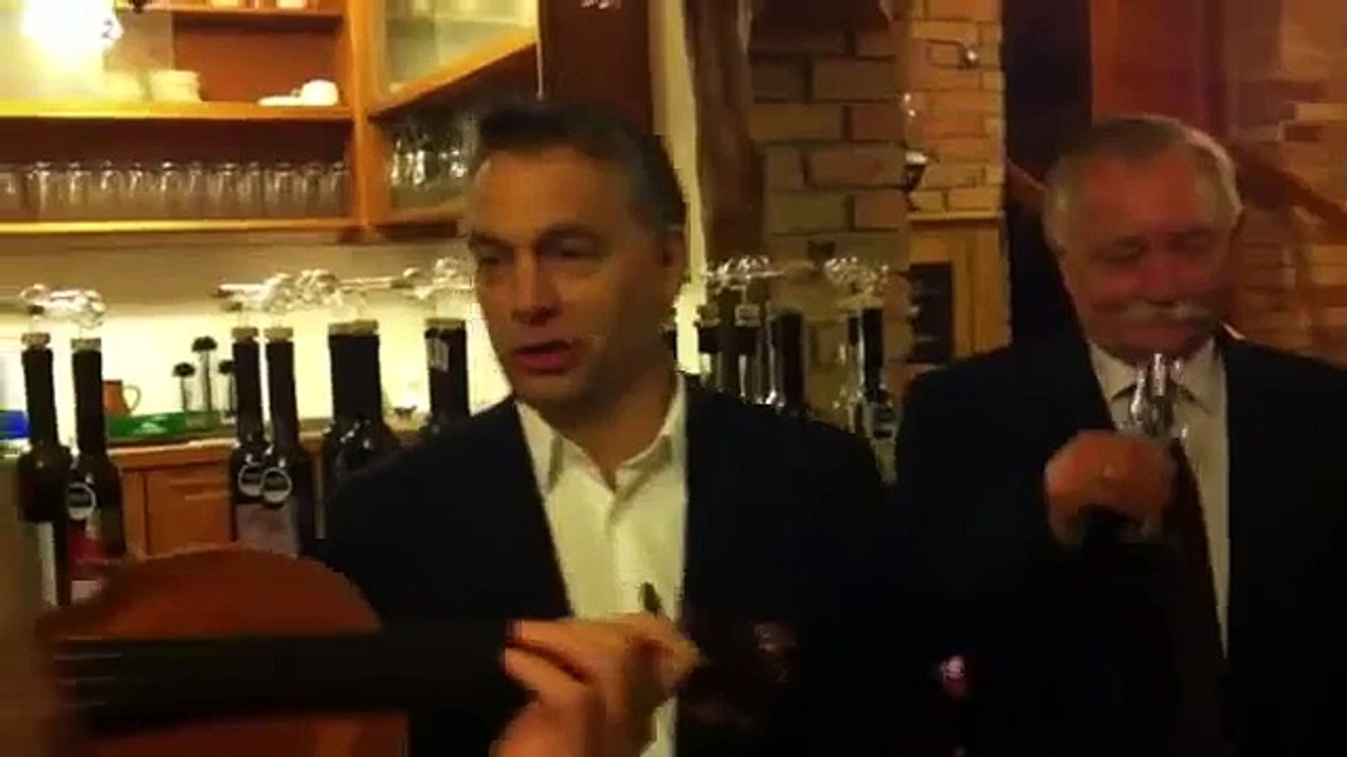 Kultúrprogram - Orbán Viktor egy borozóban énekel....