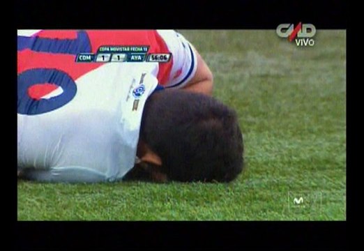 Deportivo Municipal: Iván Bulos tuvo que ser atendido tras fuerte golpe con Vilasanti