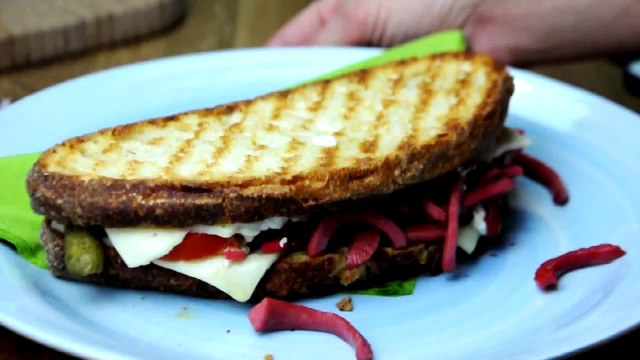 Ayvalık Tostu Nasıl Yapılır Karışık Tost Tarifi