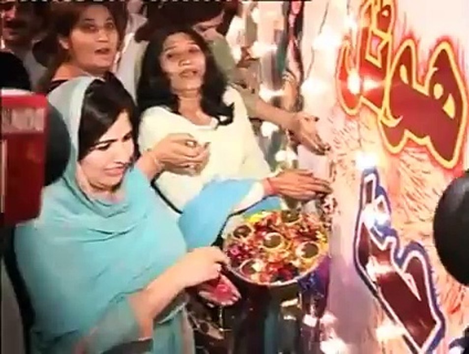 کسی میڈیا نے یہ بات نہیں بتائی ثانیہ کے جسم کو لوگ ہاتھ لگا رہے تھے شعیب ملک بچا رہا تھا ثانیہ تپ گئی شدید۔ دیکھیں ویڈی