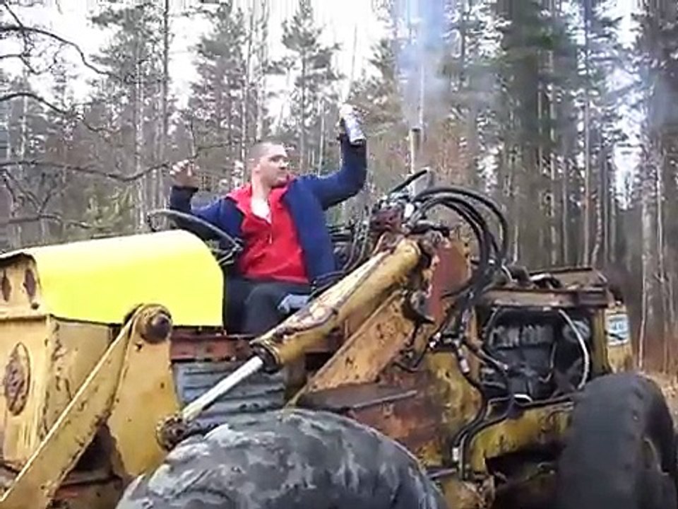 Mikael Larsson startar sin gamla Fiat allis chalmers med startgas.