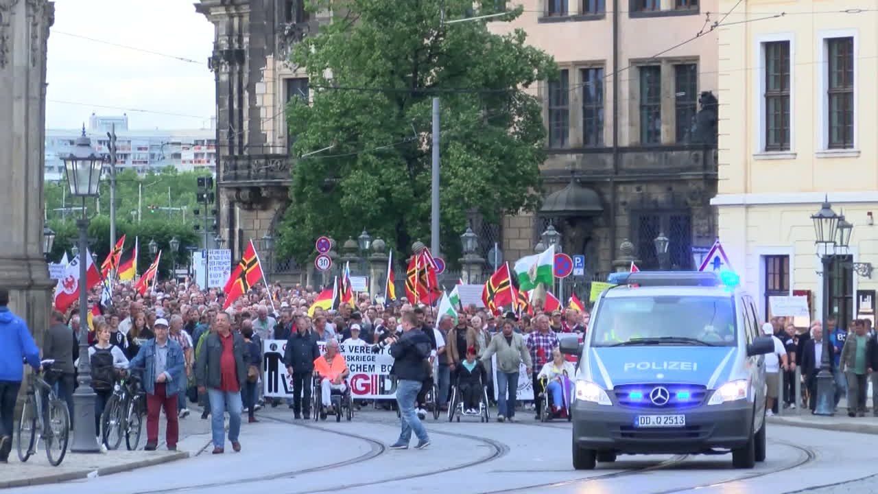Pegida-Demo in Dresden: Nett zu Touristen, hetzend gegen Flüchtlinge