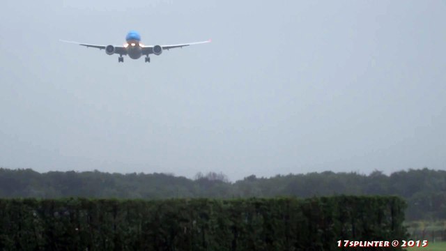 STORM!! SCHIPHOL, KLM GEVAARLIJKE LANDING B777 PH-BVB