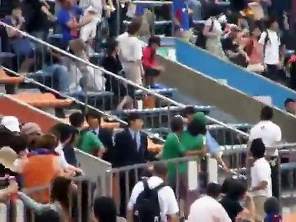 ヴェルディサポが FC 東京ゴール裏に乱入しようとする