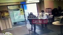 La polizia entra e sventra una rapina alle poste a Giugliano. Il video dal vivo.