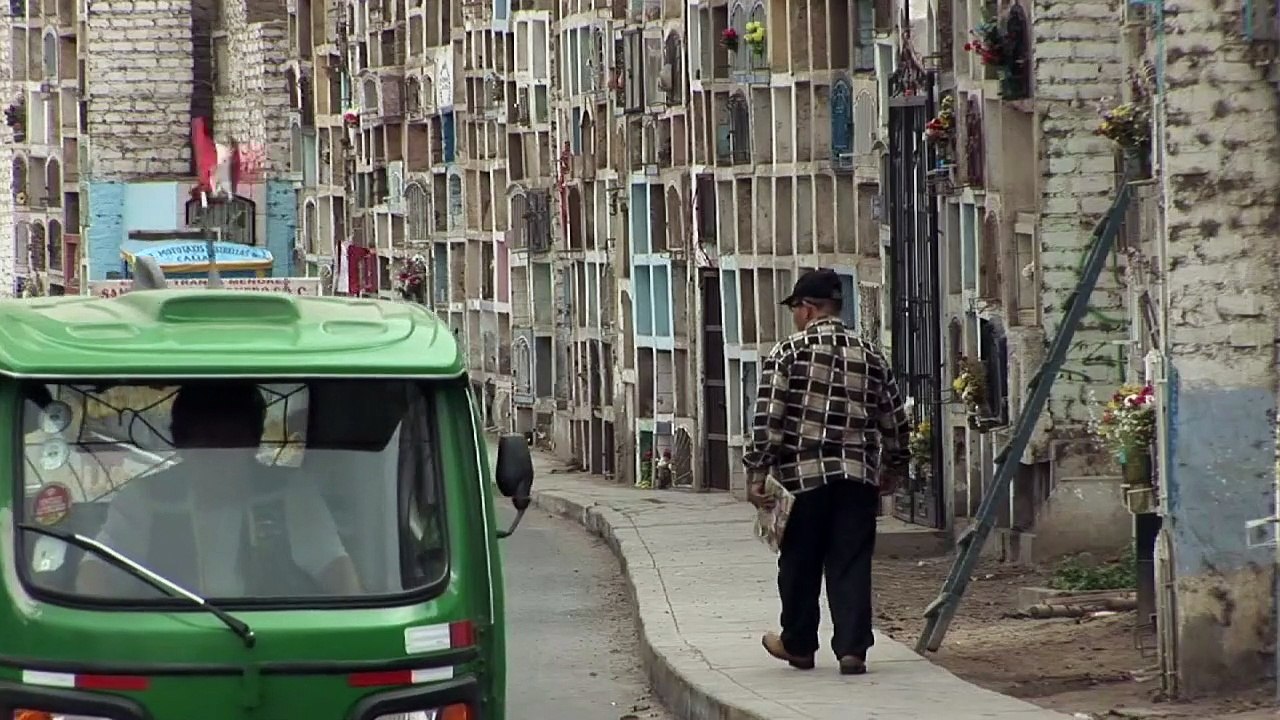 Banlieue de Lima: les morts et les vivants cohabitent