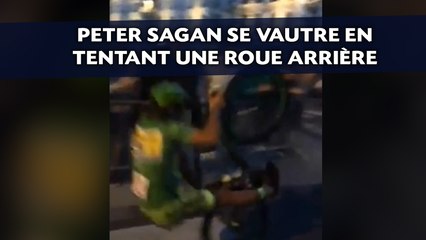 Peter Sagan se vautre en tentant une roue arrière