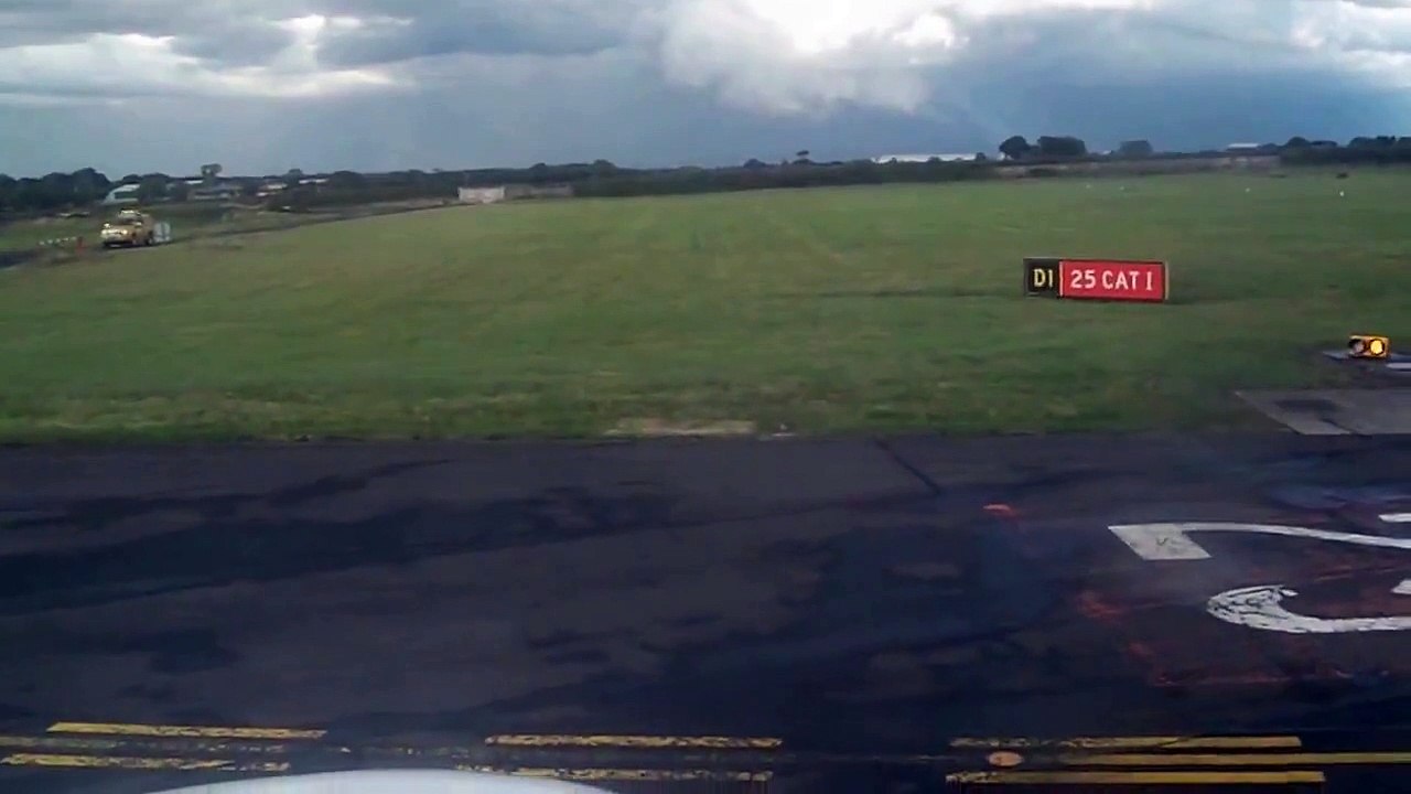 Thomson Boeing 737 take off Newcastle Airport