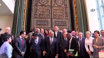 Temizlenen Kâbe örtüsü yerine konuldu