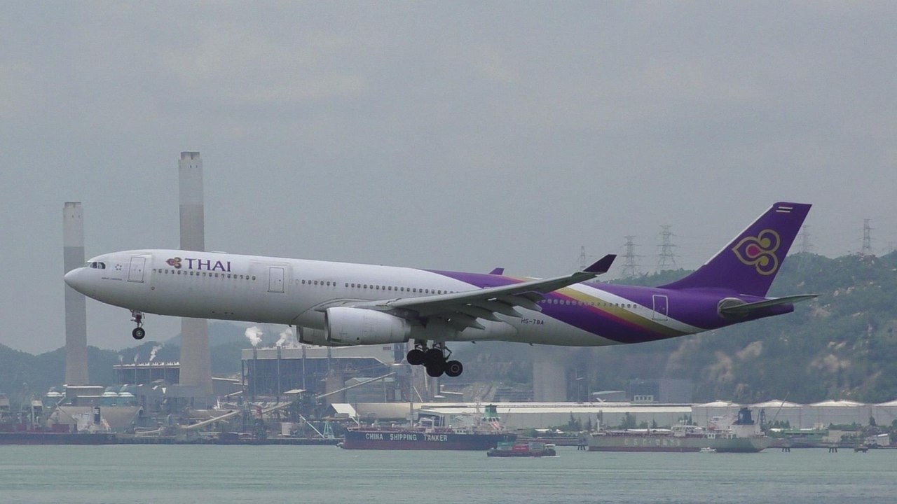 Airbus A330 Thai Airways Landing in Hong Kong Airport. Flight TG629. HS-TBA. Plane Spotting