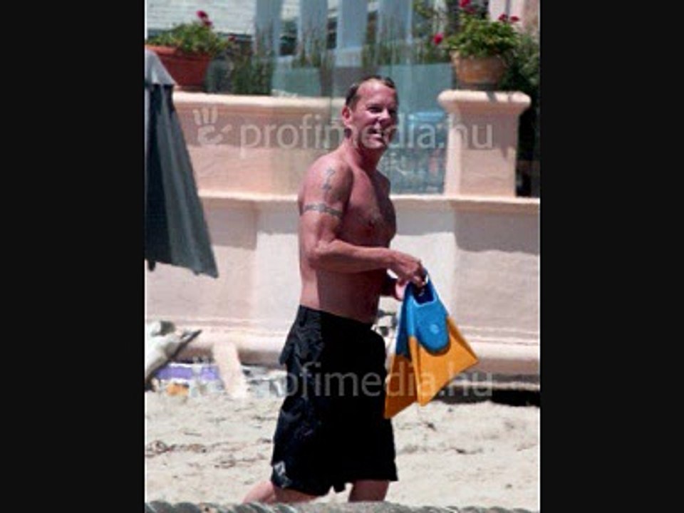 Kiefer Sutherland whithout shirt