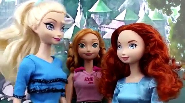 Frozen Anna & Elsa Get a Pooping Puppy Dog & Potty Train Her. DisneyToysFan