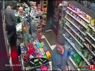 Irkçı ingiliz'in marketteki Türk'ü bıçakladığı an kamerada