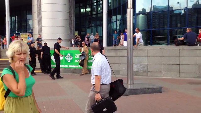 Наша полиция нас бережет. Шестеро полицейских в течении 6 минут проводят задержание одного человека.