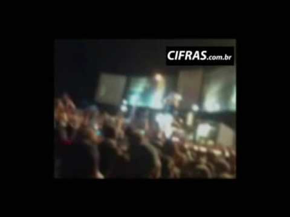 Steven Tyler, vocalista do Aerosmith, cai no palco.