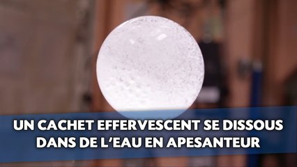 Un cachet effervescent se dissous dans de l'eau en apesanteur