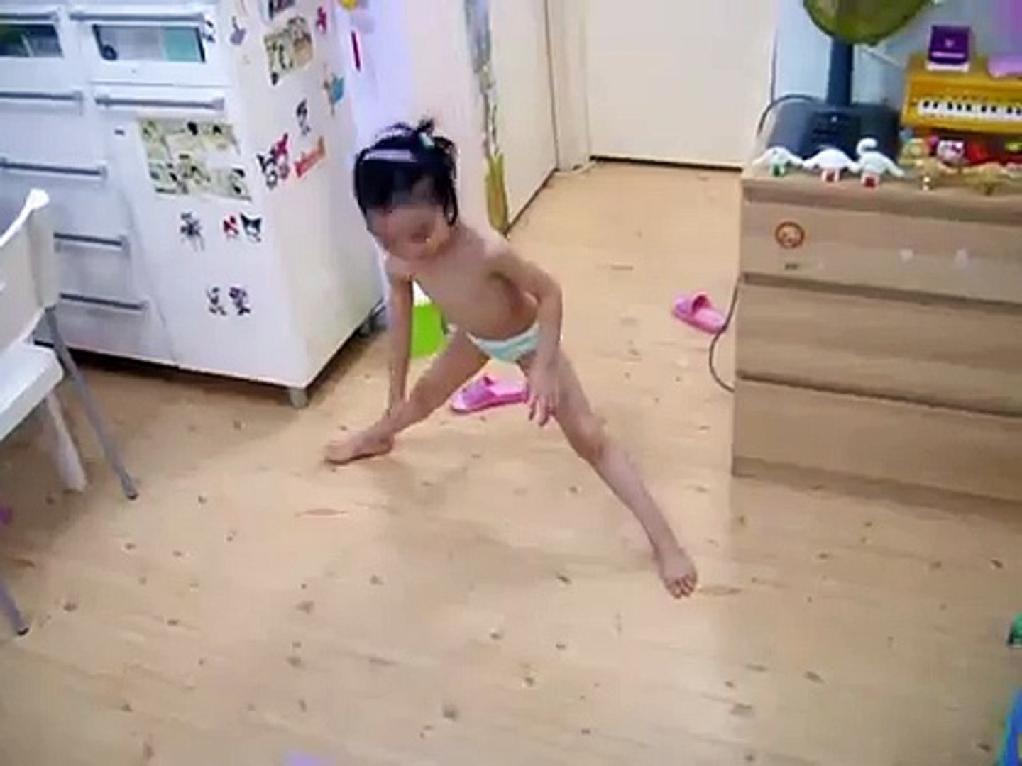 Little girl doing stretching. - video Dailymotion